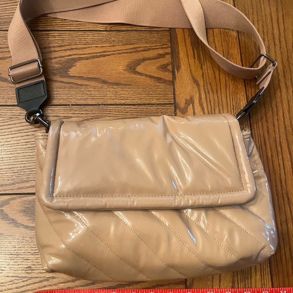 Mauve patent leather design puffy bag.